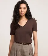 Blusa básica de manga corta con cuello en V, confeccionada en tejido de viscosa con elastano. Presenta un diseño liso y corte ajustado.