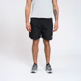 Short de baño Umbro color azul marino, confeccionado en nylon con acabado ligeramente arrugado. Presenta cintura elástica con cordón interno y logo de la marca bordado en el ruedo.