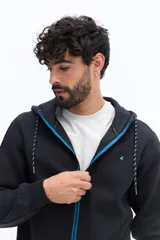 Campera con cierre de algodón y poliéster, color azul marino, con capucha ajustable mediante cordones trenzados en blanco y azul. Presenta un pequeño logo bordado en el pecho y bolsillos laterales.