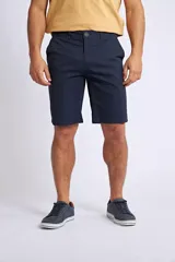 Bermuda tipo chino de corte recto, con cierre de cremallera y botón, bolsillos laterales y traseros, y pasacintos. Presenta un diseño clásico y versátil.