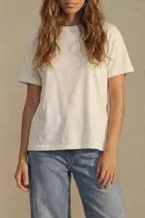 Remera de algodón lavado color verde militar, de corte oversize, con cuello redondo y mangas cortas.