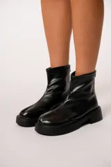 Botas cortas negras de cuero sintético con cierre en la parte trasera y suela track.