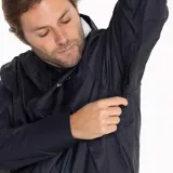 Campera impermeable Merrell modelo Fallon Rain Shell, color negro, con capucha ajustable, cierre frontal completo y bolsillos laterales con cierre. Confeccionada en nylon reciclado con tecnología resistente al agua y al viento.