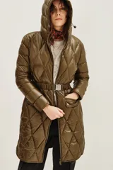 Campera puffer larga de color negro con diseño acolchado en forma de rombos. Cuenta con capucha, cierre frontal, bolsillos con cierre y un cinturón elástico con hebilla metálica en la cintura.