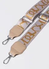 Cartera color beige de cuero sintético, con doble asa corta y correa larga extraíble con estampado de letras en dorado.