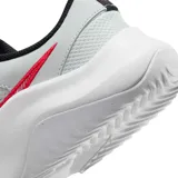 Championes Nike modelo Legend Essential 3, color negro con suela blanca y logo Swoosh en blanco. Diseño de malla transpirable con refuerzos laterales, ideal para entrenamiento.