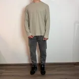 Jean de corte mom con efecto lavado, tiro medio y largo al tobillo.