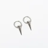 Par de aros plateados tipo argolla con dije colgante en forma de cono.