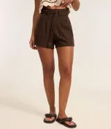 Short de tiro alto confeccionado en mezcla de viscosa y lino, con corte holgado. Presenta cintura elástica, trabillas y un cinturón incorporado con hebilla metálica doble. Incluye bolsillos laterales.