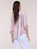 Blusa de gasa estampada Zac & Rachel, con cuello a la base, escote en V con botones frontales y manga larga de largo regulable.