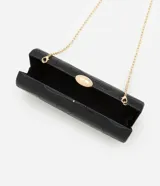 Cartera baguette color negro con textura crocco y correa de cadena fina.