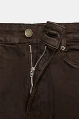 Jeans de tiro alto con corte wide leg y largo completo. Presenta diseño de cinco bolsillos, trabillas en la cintura y cierre frontal con cremallera y botón, con un acabado de efecto lavado.