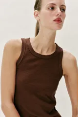 Musculosa de punto rib color marrón con escote redondo y diseño sin mangas.