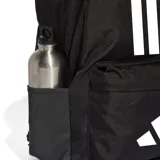 Mochila Adidas negra con diseño clásico, con tres franjas verticales blancas y el logotipo de la marca estampado en blanco sobre el bolsillo frontal con cierre.