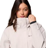 Campera impermeable Columbia modelo Hikebound II, color beige claro, con cuello alto, cierre frontal oculto y puños ajustables con velcro. Presenta el logo de la marca bordado en el pecho y tecnología Omni-Tech en la manga.