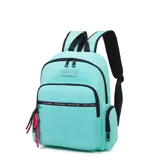 Mochila urbana de diseño compacto en color turquesa, con detalles en negro. Cuenta con un compartimento principal con cierre, un bolsillo frontal con cinta decorativa y bolsillos laterales. Incluye correas ajustables acolchadas y un llavero colgante decorativo.