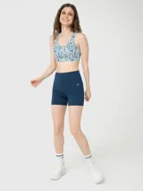 Short deportivo de tiro alto en color azul denim, con ajuste ceñido y logo pequeño en la parte frontal. Confeccionado en tejido técnico con tecnología de suavidad.