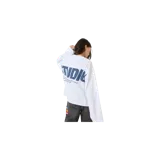 Remera manga larga blanca de Eme Studios, con cuello redondo y diseño gráfico estampado en gran tamaño en el pecho.