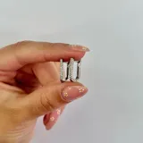 Par de aros tipo argolla de plata 925 con circonias incrustadas.