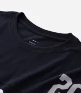 Remera de corte oversized confeccionada en algodón, con diseño deportivo inspirado en el equipo de fútbol americano Las Vegas Raiders. Presenta cuello redondo, mangas cortas con detalle de rayas horizontales y estampado gráfico frontal con el logo del equipo y la inscripción Raider Nation.