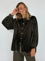 Camisa verde oscuro de terciopelo de viscosa, con cuello mao, corte recto, mangas largas abullonadas y cierre frontal con botones.
