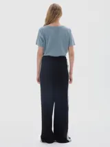 Pantalón tejido de algodón color negro, con franja lateral en contratono y pequeño tajo en el lateral inferior.