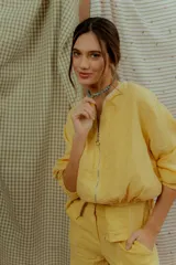 Campera tipo bomber de lino color amarillo, con cierre frontal metálico y puños elastizados.