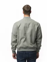 Campera tipo bomber color gris, con cierre frontal completo, bolsillos laterales con cierre y puños y ruedo acanalados.