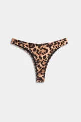 Tanga de bikini estilo 90s con estampado animal print de leopardo, tiro alto y diseño cavado.