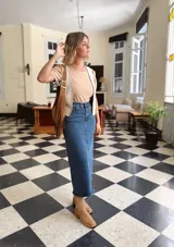 Cartera bandolera de cuero color camel con flecos largos en la parte inferior.