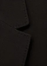 Chaqueta de traje color marrón oscuro, con cuello de solapa, cierre frontal de dos botones y bolsillos con solapa en los laterales.