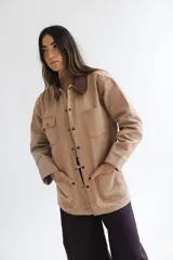 Campera estilo cargo color tostado con cuello de pana marrón, múltiples bolsillos delanteros y cierre frontal con botones a presión.