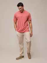 Remera básica de cuello redondo con bolsillo frontal, confeccionada en algodón con efecto de lavado gastado.