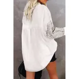 Sobre camisa de pana blanca con detalles en animal print en los bolsillos frontales y en las mangas. Presenta cuello inglés, cierre frontal con botones y corte holgado.