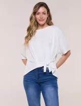 Remera blanca de manga corta, confeccionada en mezcla de modal, con diseño fluido y detalle de lazo ajustable en el lateral.