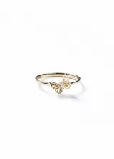 Anillo fino de plata 925 con baño de oro 18k, presenta un diseño de mariposa calada con una pequeña zirconia central.