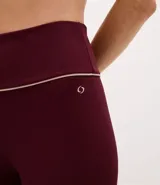 Legging deportiva de tiro alto confeccionada en microfibra acanalada color verde militar, con detalle de vivo en contraste en la cintura.