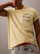 Remera color crema de algodón con cuello redondo y mangas cortas con dobladillo. Estampado vertical con el logo de Calvin Klein Jeans en el frente.