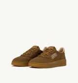 Championes Autry Medalist Low color marrón, confeccionados en gamuza con detalles perforados en la puntera y logo de la marca en el lateral.