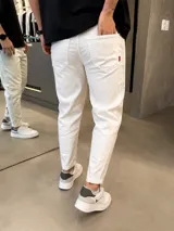 Jean slouchy de color beige, con corte holgado en las piernas y botamangas ligeramente ajustadas o dobladas.