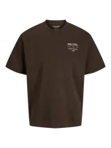 Remera marrón de manga corta con cuello redondo y diseño holgado, con un pequeño estampado tipográfico en el pecho.