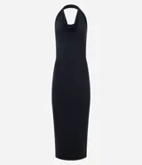 Vestido midi negro con escote drapeado, frente única y abertura en la espalda.