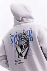 Canguro con capucha y cordones ajustables, confeccionado en algodón con detalle de estampado frontal en tonos verdes. Presenta un bolsillo tipo canguro delantero, puños y ruedo acanalados.