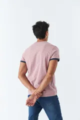 Remera de hombre a rayas horizontales color rosa y blanco, con bolsillo en el pecho y logo estampado.
