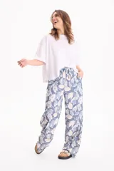 Pantalón ancho de lino con estampado en blanco y negro, cintura elástica con cordón de ajuste y bolsillos laterales.