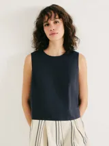 Blusa sin mangas de corte recto y cuello redondo, confeccionada en tela lisa de color verde oscuro.