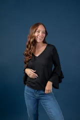 Blusa gris melange de punto tejido fino, con escote en V y mangas largas anchas terminadas en volados.
