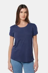 Remera de cuello redondo y manga corta, confeccionada en tejido de punto azul con detalles de broderie en las mangas.