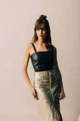 Top negro de cuero sintético con tirantes anchos y escote cuadrado.