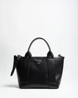Cartera tipo tote de cuero sintético negro con doble asa de mano y correa larga ajustable. Presenta el logo de la marca impreso en plateado en el frente.